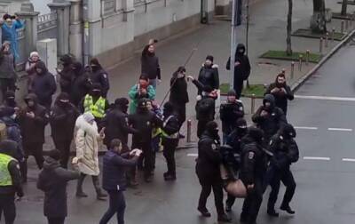 Возле Рады полиция задерживает протестующих ФОПов