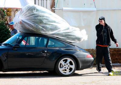 Киану Ривз повеселил соцсети рождественской елкой на крыше Porsche