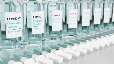 Российские ученые проверяют вакцины на эффективность против омикрон-штамма COVID-19