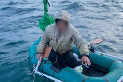 В Анапе спасли мужчину на надувной лодке