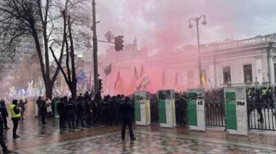 Под Радой снова протестуют ФОПы: во время драки начали жечь файеры