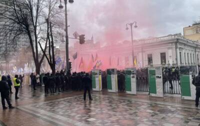 Под Радой протестующие ФОПы подрались с полицией (ФОТО)