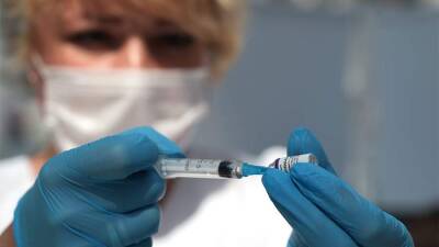 Эффективность российских вакцин против «Омикрона» оценят до конца года