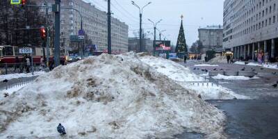 При расчистке улиц Петербурга от снега коммунальщики не используют реагенты