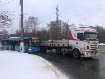 В Твери на «Южном кольце» грузовик врезался в автобус, пострадал один человек