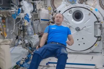 Космонавты на МКС сыграли товарищеский матч в бадминтон