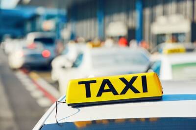 Петербургский таксист «перенервничал» и избил пассажирку за пустяковую просьбу