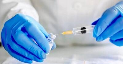 Украинцев начали прививать третьей дозой вакцины против COVID-19: кому она положена