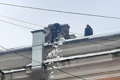 В Твери счищают снег с крыш