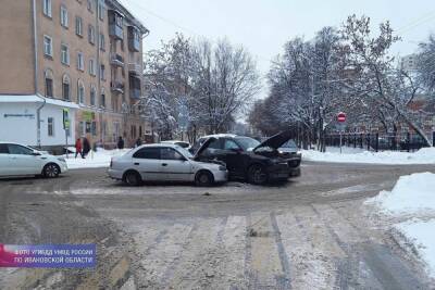 В Иванове столкнулись две иномарки, травмы получил один из водителей