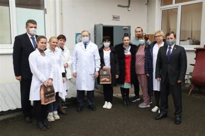 Депутаты ЗСК оказали продовольственную помощь медучреждениям Кубани