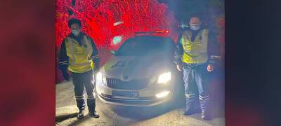 Сотрудники ГИБДД Карелии спасли замерзающих на трассе супругов, чей автомобиль пробило льдиной