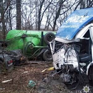 В Хмельницкой области столкнулись два грузовика: пострадали четыре человека. Фото