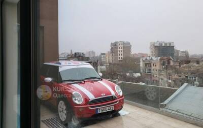 В Одессе авто установили на балконе седьмого этажа - korrespondent.net - Украина - Одесса