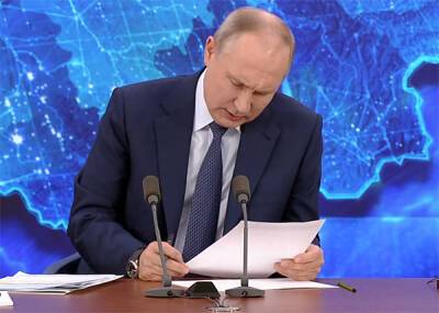 "Нацарапал": Путин не смог разобрать собственный почерк на съезде РСПП