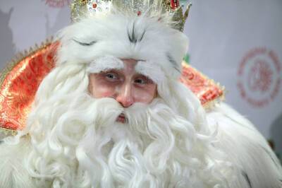 Бегущие Деды Морозы преградят путь автомобилистам в центре Петербурга