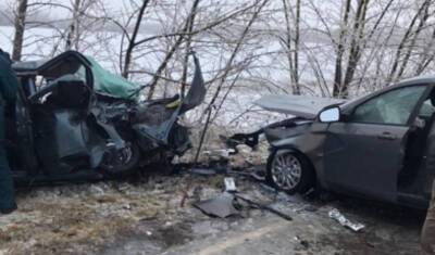 Четыре человека погибли при лобовом столкновении двух легковушек под Воронежем