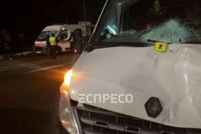 Жесткое ДТП в Киеве: два грузовика сбили двух пешеходов