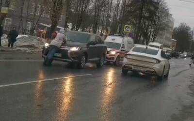 Видео: во Всеволожске девушка устроила перформанс на дороге, полежав на капоте чужой машины