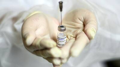 Полный курс вакцинации от COVID-19 прошли в России почти 71 млн человек
