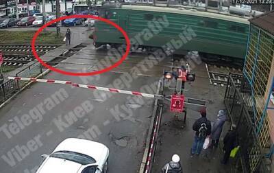 Под Киевом поезд сбил женщину. 18+