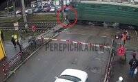 Погибла на месте: в Киевской области товарный поезд сбил девушку. Видео