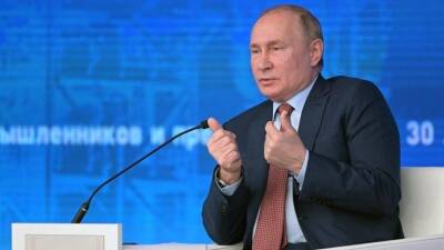 Путин пошутил о своем почерке: «Царапал, царапал, не всегда могу разобрать»