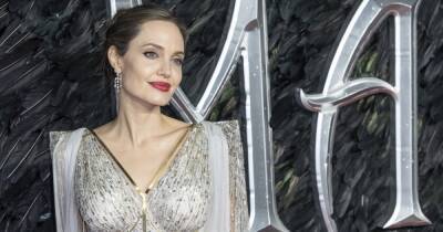 Анджелина Джоли - Louis Vuitton - saint Laurent - Анджелина Джоли показала, что прячет в своей сумке - focus.ua - Украина - Англия