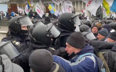 Под Верховной Радой опять неспокойно: сотни людей вышли на акцию протеста, начались стычки с полицией - фото