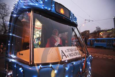 Новогодние автобусы и трамваи начали курсировать в Москве