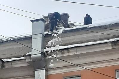 В Твери счищают с крыш снег