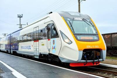 "Укрзалізниця" назначила 6 дополнительных поездов к новогодним праздникам