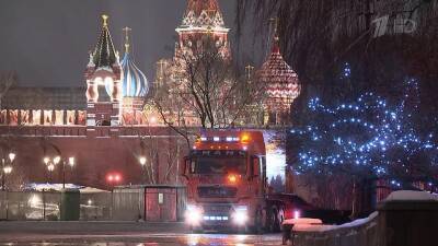 Главную новогоднюю елку страны доставили в Кремль