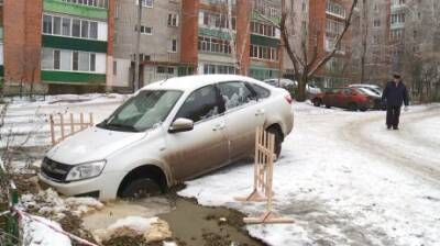 На улице Луначарского автомобиль провалился в яму с водой