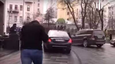 ГБР показало, как его следователи бегают по улице за автомобилем Порошенко (ВИДЕО)