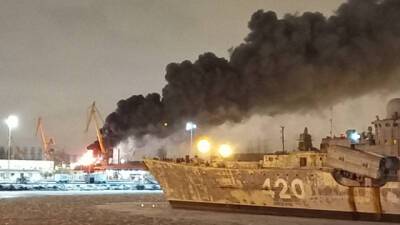 Пламя видно на сотни метров: в России горит военный корвет «Проворный». ВИДЕО