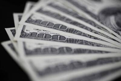 Средний курс доллара США со сроком расчетов "завтра" по итогам торгов составил 73,8337 руб.