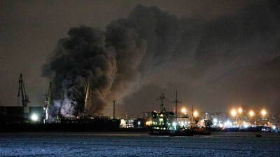 Пожар на военном корабле в Петербурге локализован