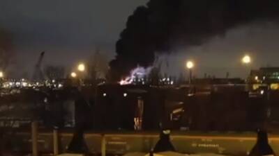 Роспотребнадзор отобрал пробы воздуха в районе пожара на «Северной верфи» в Петербурге