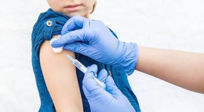 Глава Минздрава Германии лично поставил прививки от COVID-19 двум детям