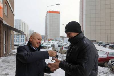 Чемпион мира по боксу Марк Петровский получил ключи от квартиры в Красноярске