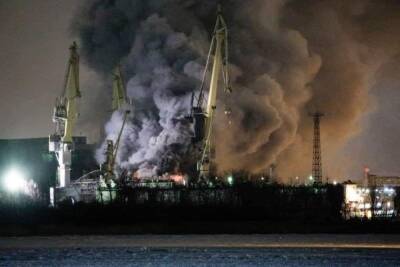 В Санкт-Петербурге горит строящийся корвет "Проворный"