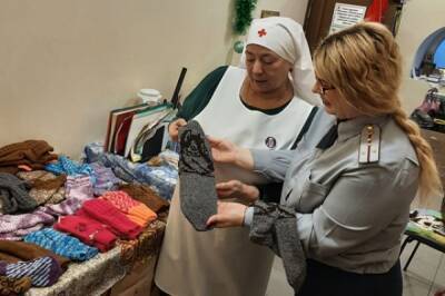 Осужденные женщины в Хабкрае связали носки и рукавицы для бездомных