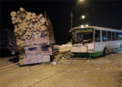 В ДТП с микроавтобусом и лесовозом под Ярославлем пострадали 12 детей