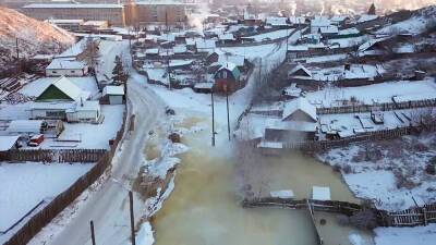 Посёлок в Забайкалье сковало метровым слоем льда