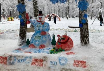 100 снеговиков украсили парк Пушкина в Советском районе