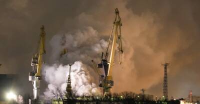 Пожар на строящемся корвете в Петербурге: огонь охватил почти весь корабль