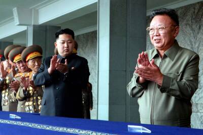 СМИ: жителям КНДР запретили смеяться на 11 дней во время траура по Ким Чен Иру