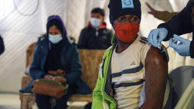 ООН призывает обеспечить мигрантов вакцинами от коронавируса