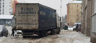Фура на 12 часов застряла в снегу на дороге в Петрозаводске (ФОТО)